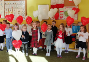 Dzieci śpiewają Mazurek Dąbrowskiego w ramach akcji pod hasłem Szkoła do hymnu